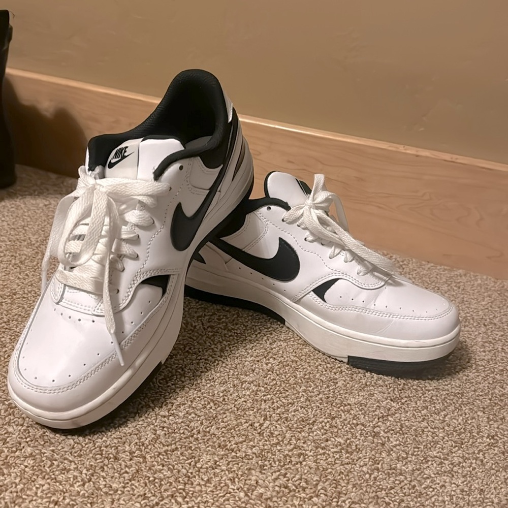like new Nike low courts. women’s 7.5